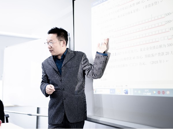 工业企业和其他企业的<i style='color:red'>小型微利</i>企业标准一样吗？