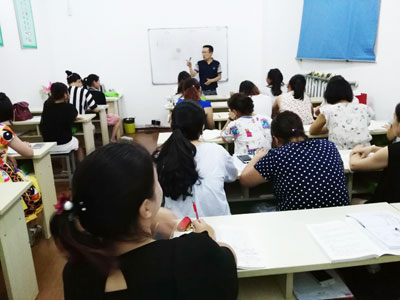 胜友会计学员认真学习中